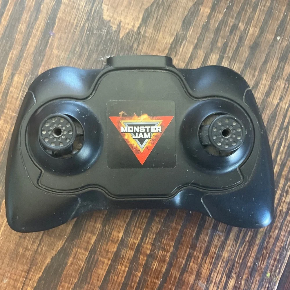 GRAVE DIGGER REMOTE CONTROL TOY TRUCK used fun peice to play with - Picture 6 of 9
